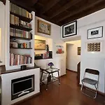 Apartment Renaissance Square, Bright Rom